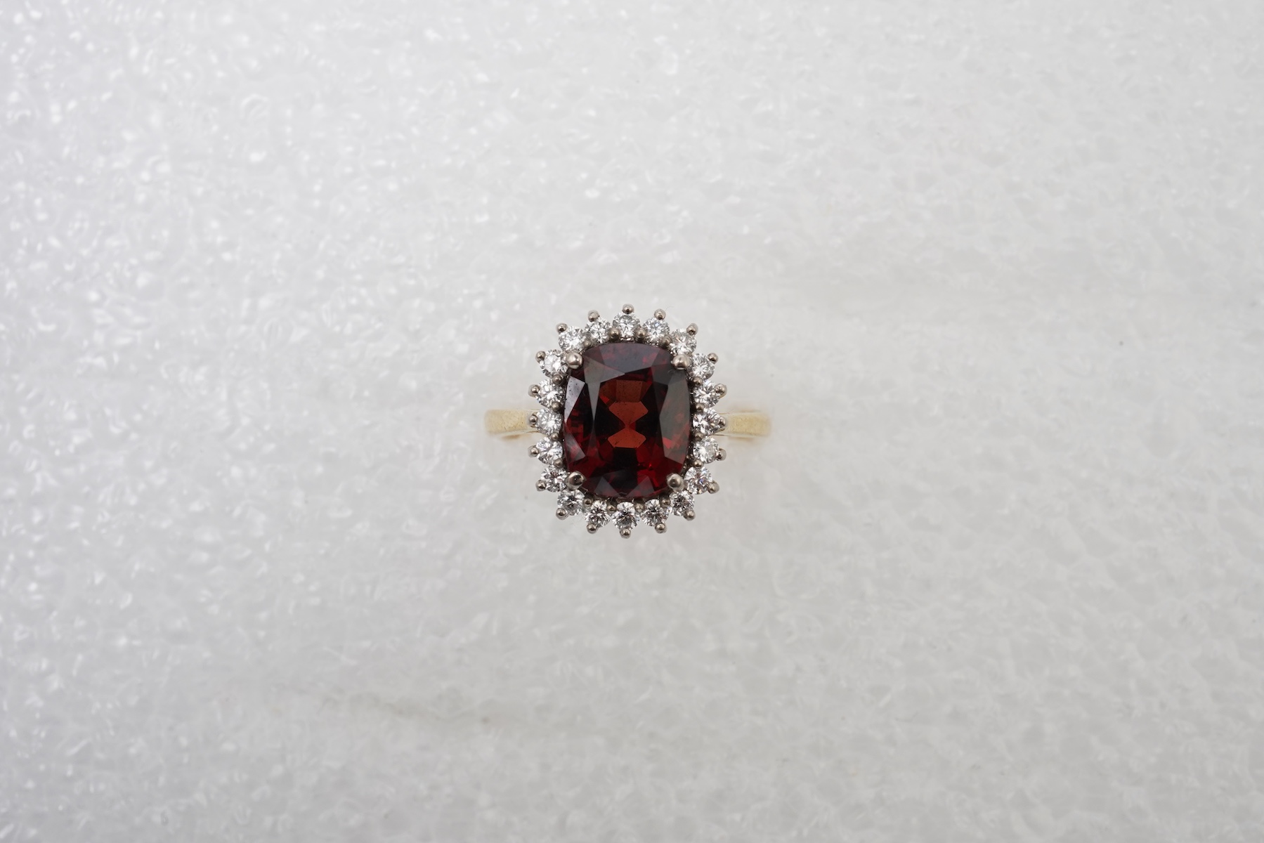 An attractive spinel and diamond cluster ring